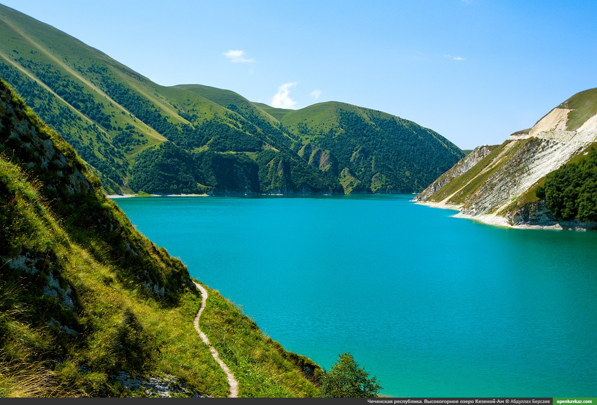 Озера чеченской республики. Озеро Казеной-ам в Чечне. Озеро Кезеной ам. Горное озеро в Чечне Кезеной ам. Озеро в Дагестане Казеной ам.