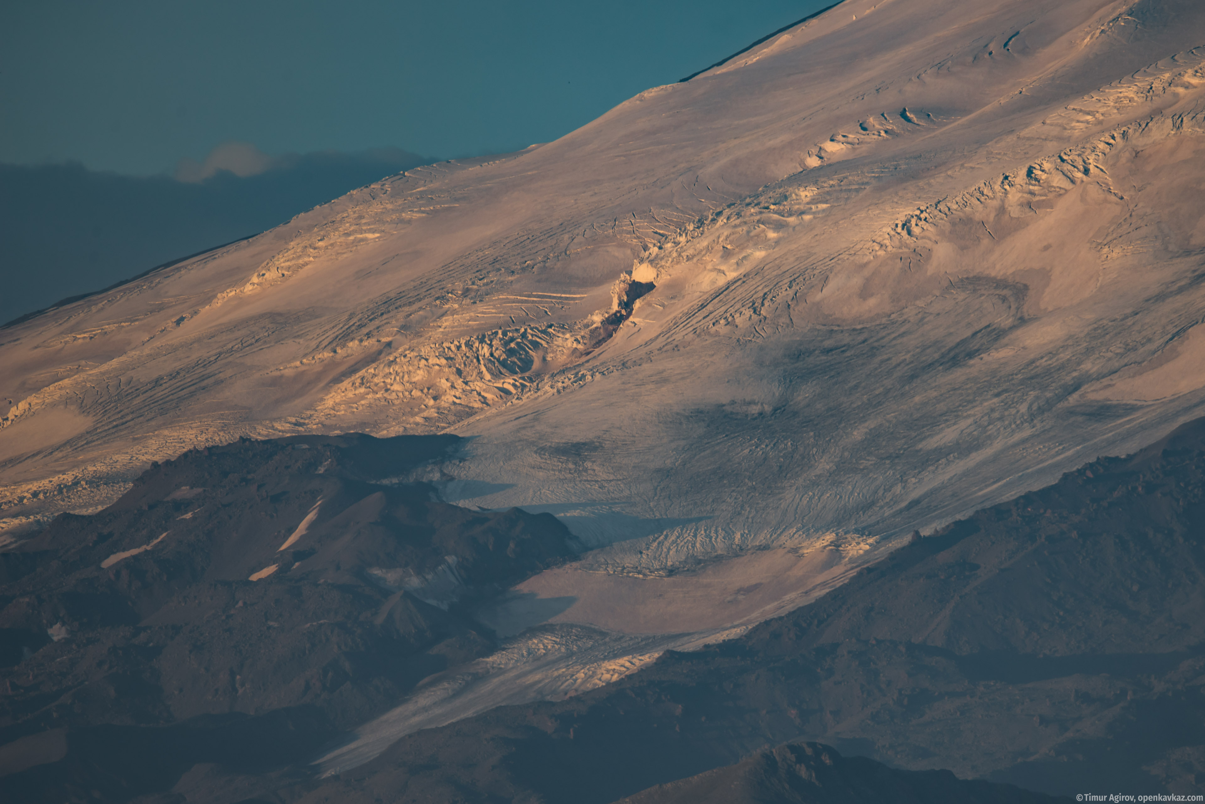 Гора Эльбрус, вид с плато Канжал и горы Харбас (2022), Ингушетия